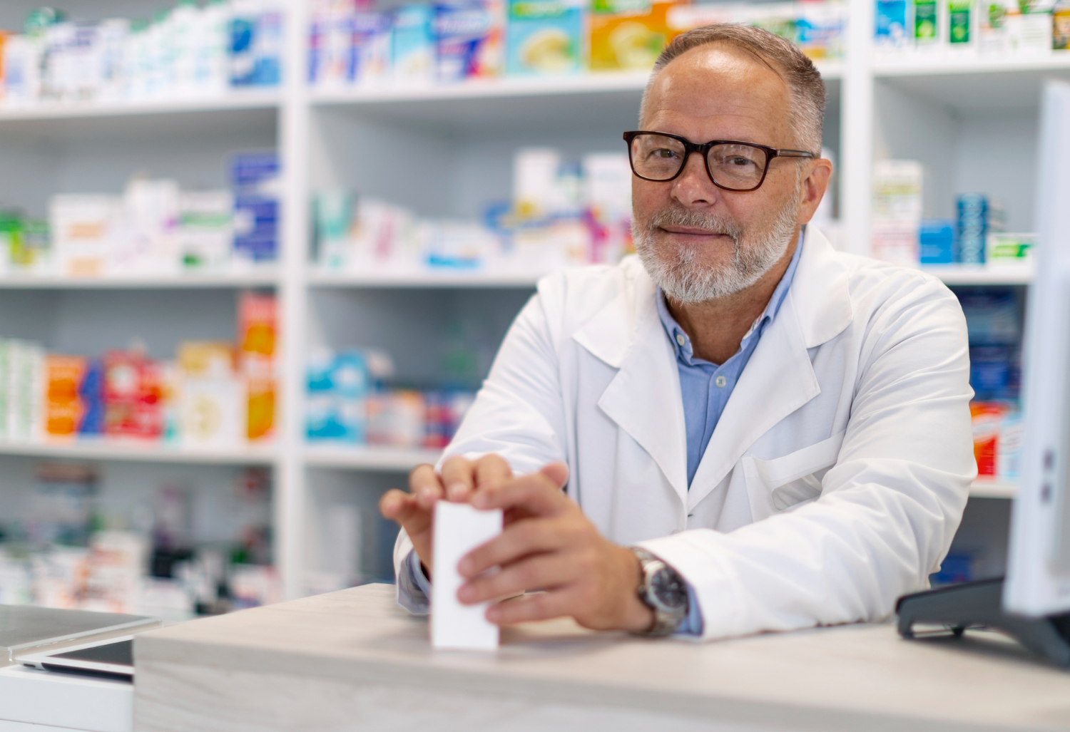 Farmacia con medicamentos y productos organizados